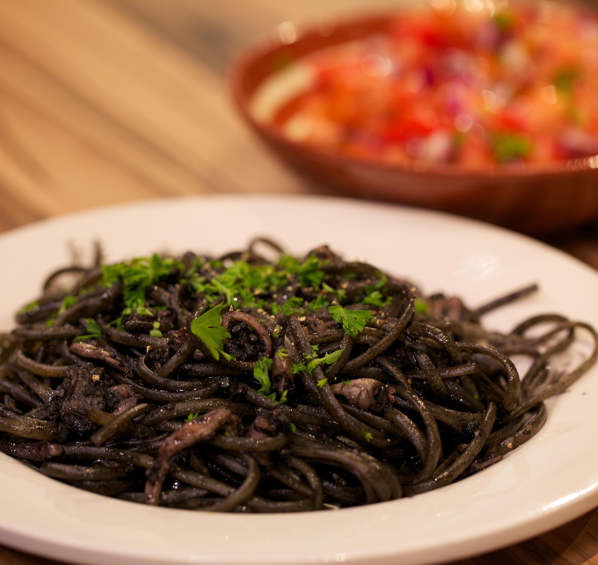 Linguine al nero di seppia (pasta met inktvis) & tomatensalade recept